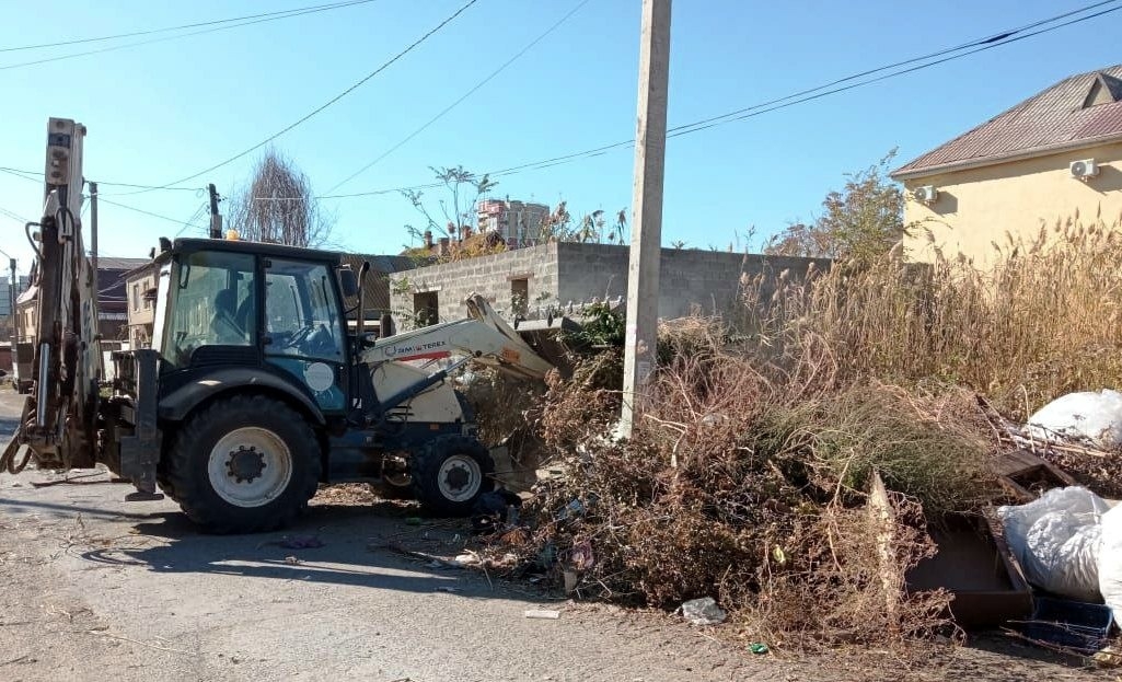 За выходные в Астрахани убрали 50 тонн мусора из канализации и 57 тонн — с улиц