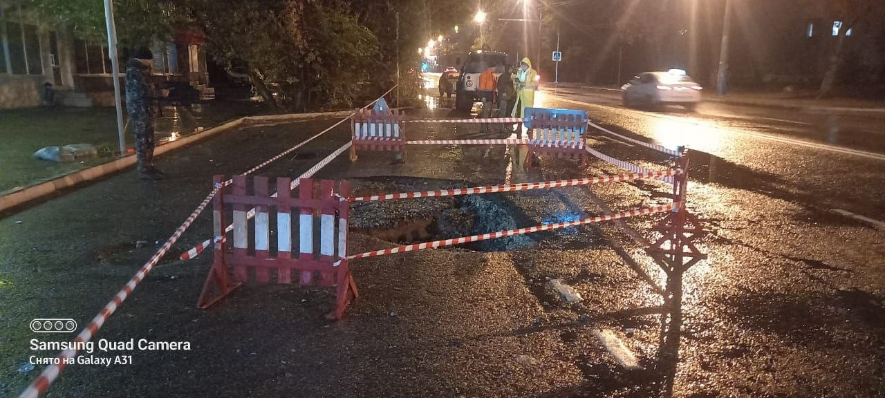 В Астрахани автомобиль провалился в яму на дороге