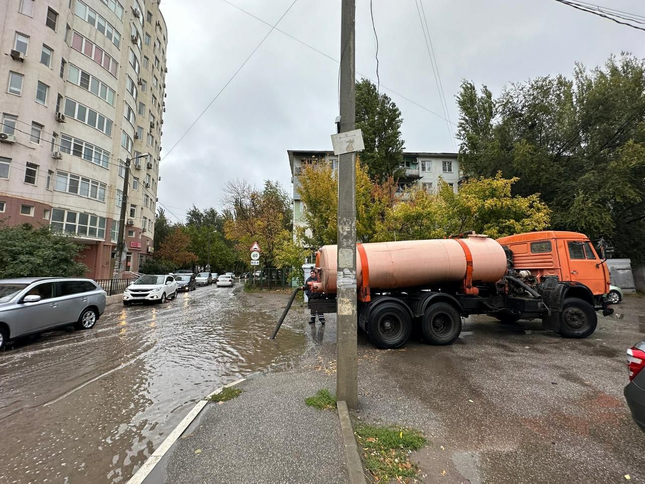 Коммунальщики устраняют в Астрахани последствия непогоды