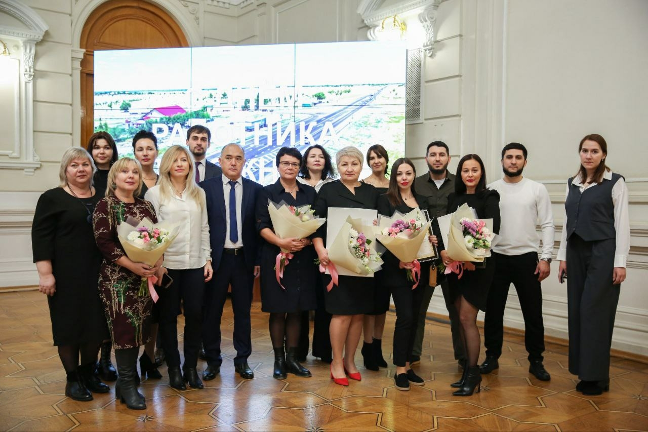 Работников дорожного хозяйства наградили в Астрахани