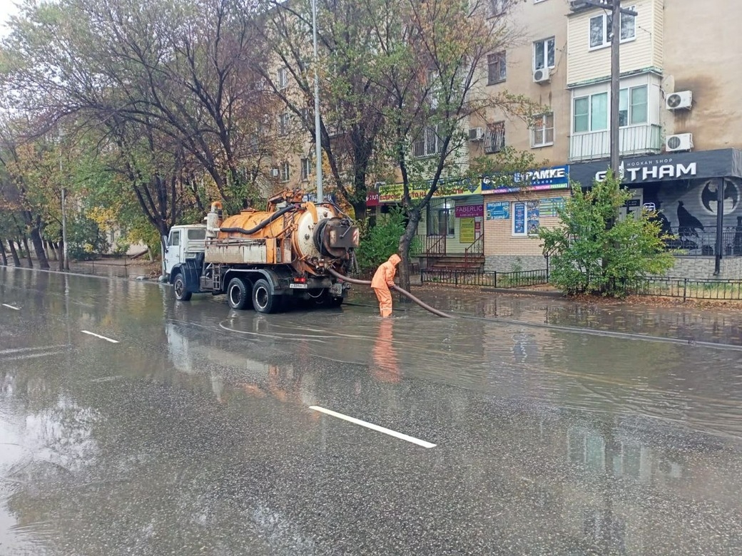Коммунальные службы Астрахани продолжают откачивать воду с городских улиц