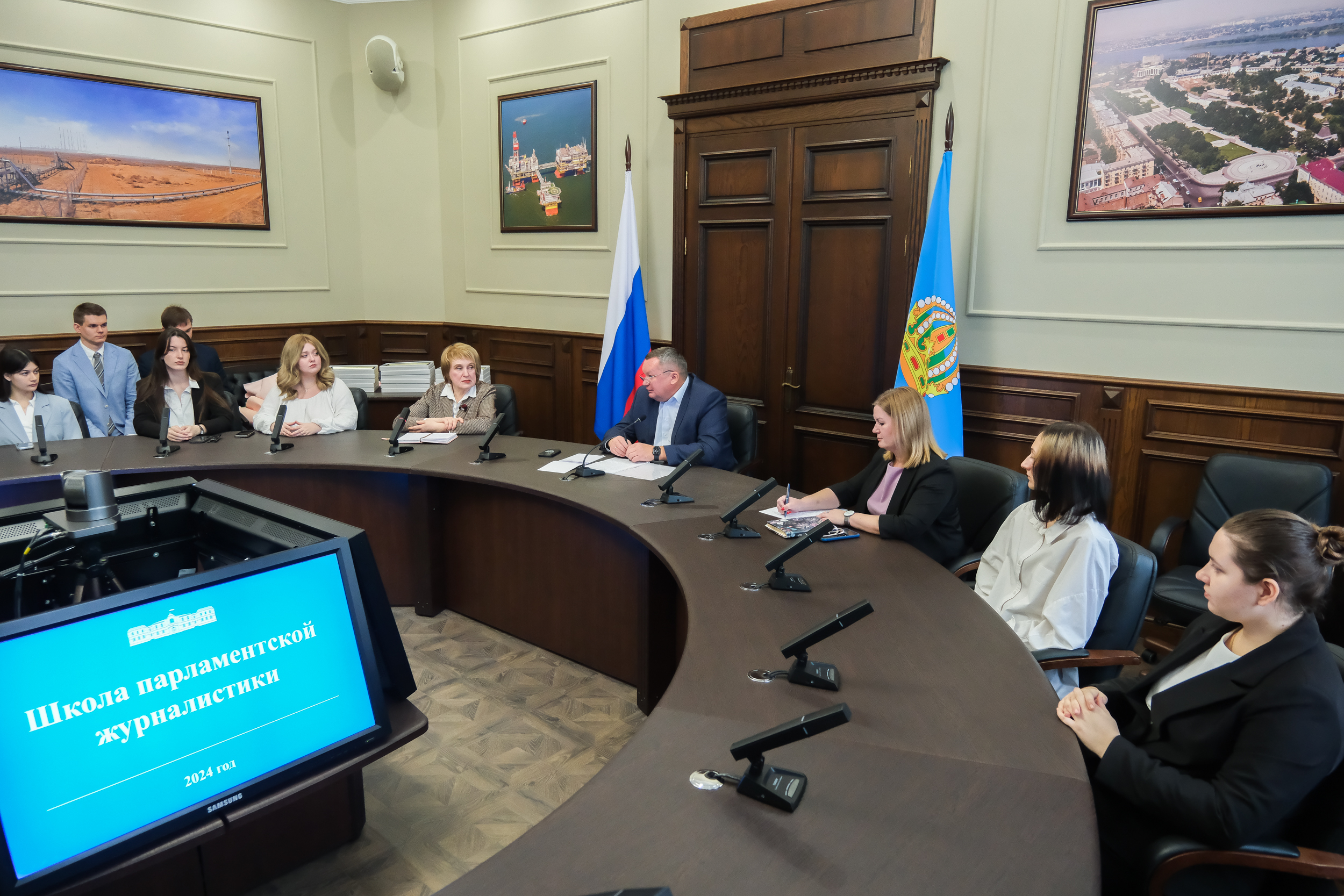 Председатель Думы Астраханской области вручил сертификаты выпускникам школы парламентской журналистики