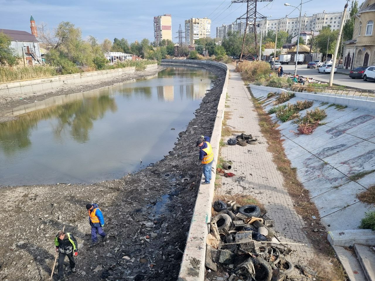 Городские каналы Астрахани зачищают от мусора
