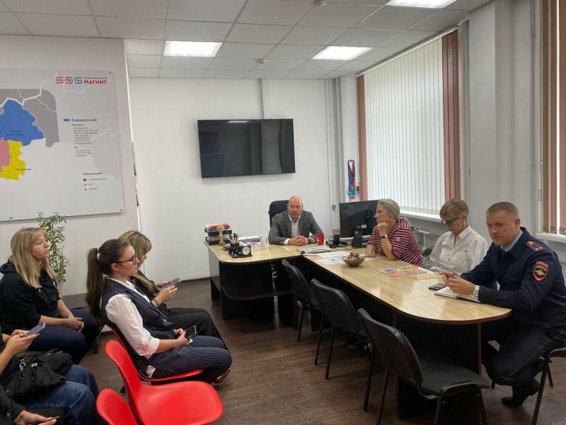 Астраханские полицейские провели семинар для работников торговых сетей