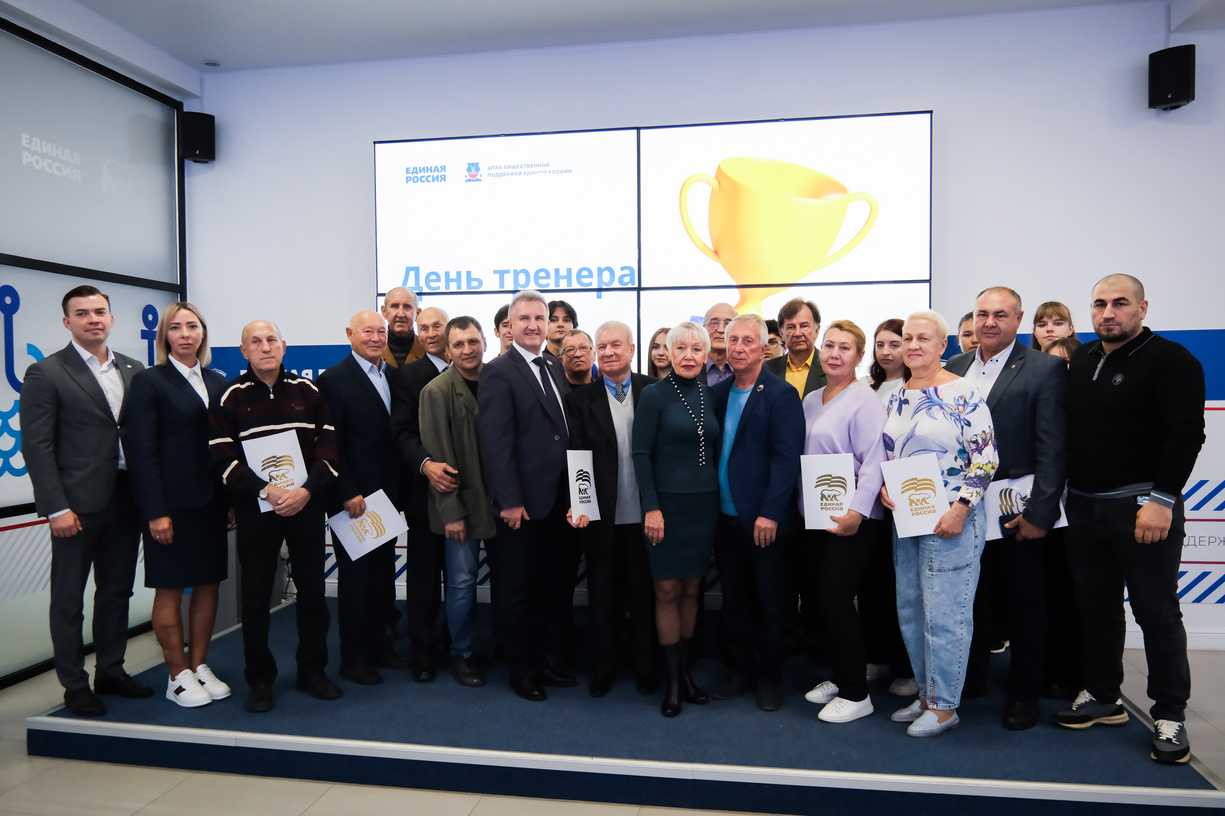Представители Думы Астраханской области поздравили заслуженных тренеров с профессиональным праздником