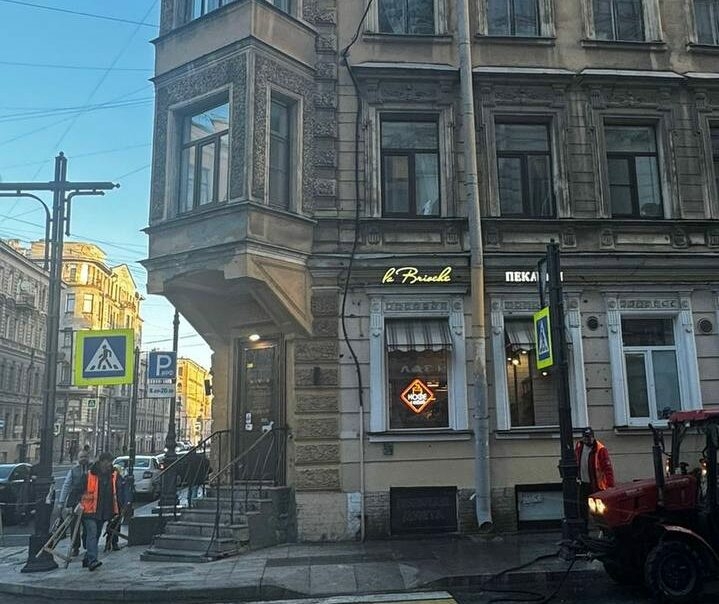 В Петербурге рухнула балконная плита в доме на улице Восстания