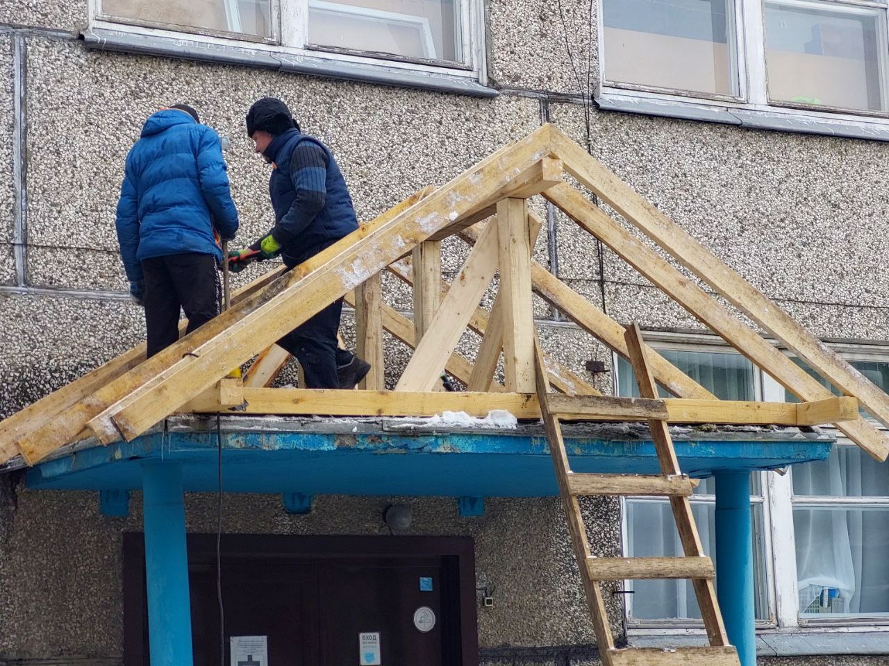 Замена крыши в детском саду «Росинка» идет по плану