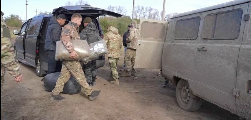 Астраханцы отправили помощь военнослужащим 56-го десантного полка на фронт 