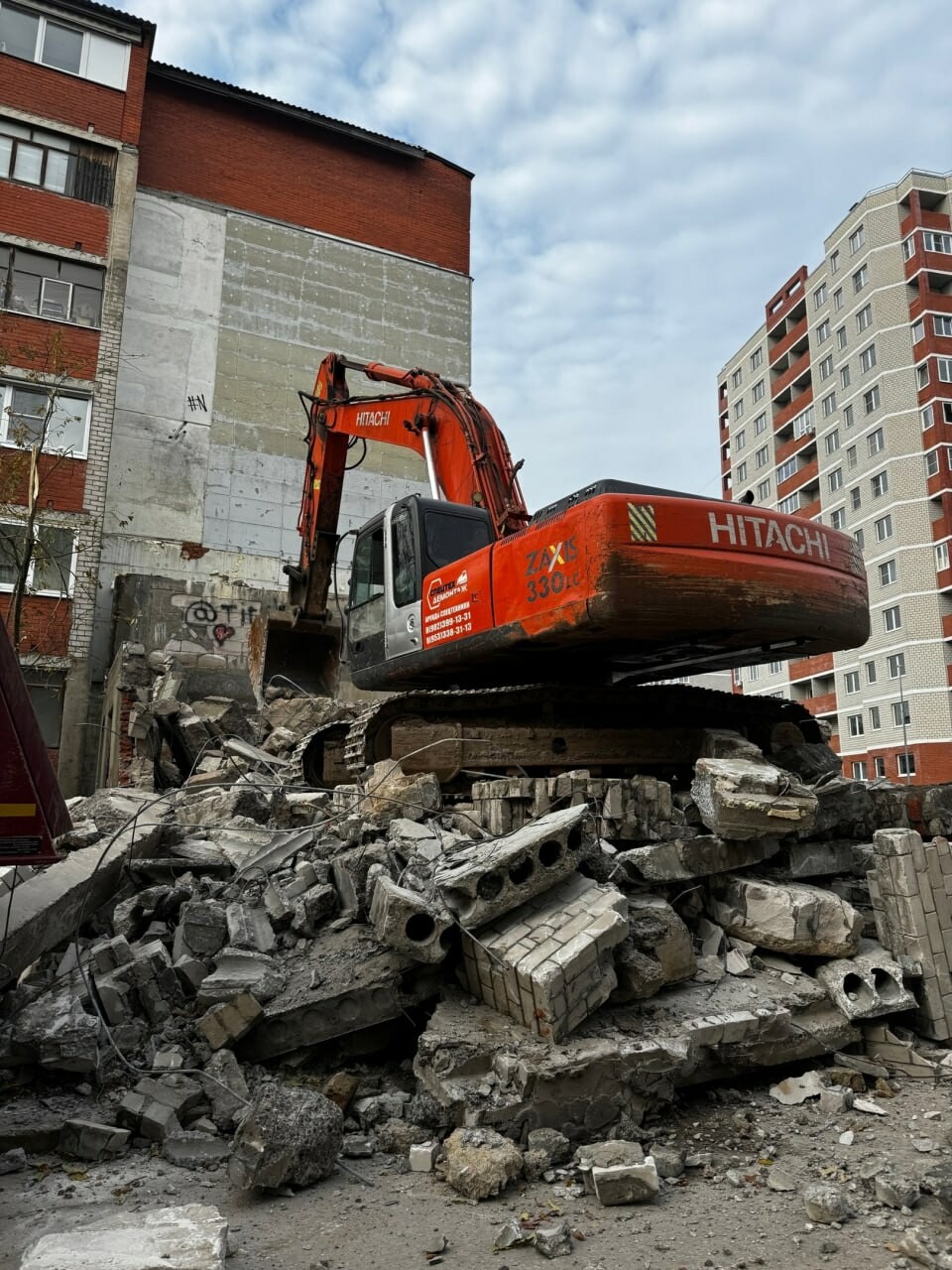 В Калуге снесли заброшенное здание на улице Дружбы