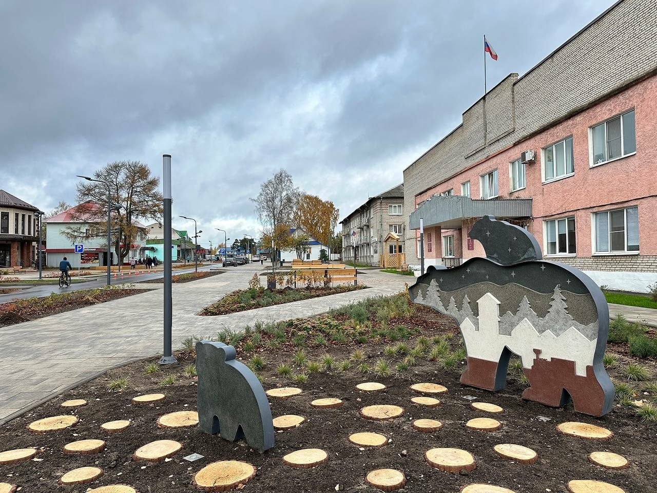 В центре Пестова появился арт-объект в виде медведя с двумя медвежатами