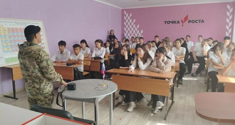 В Астраханской области боец СВО встретился со школьниками