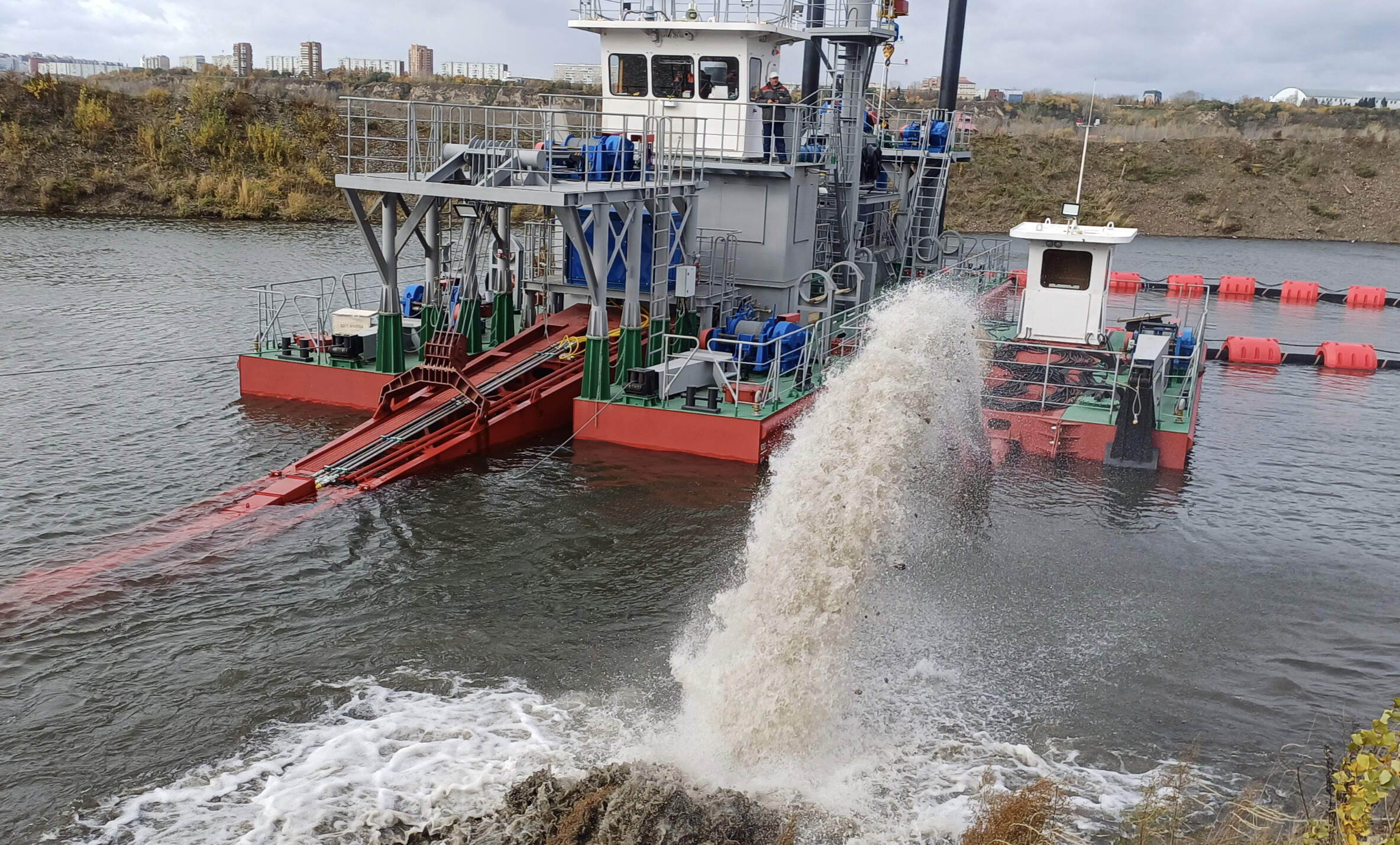 На воду Енисейского бассейна спустили новый земснаряд 
