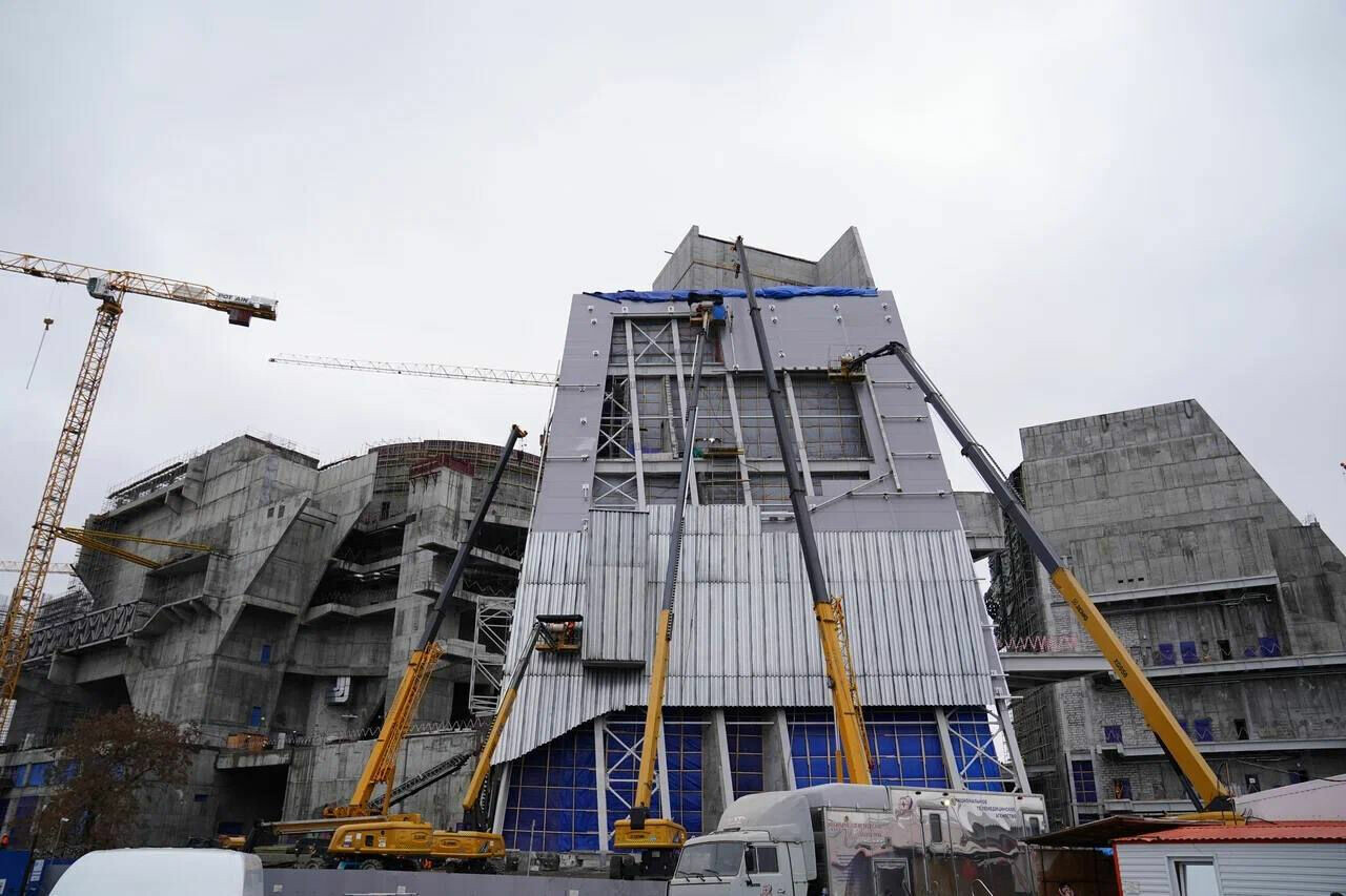 Губернатор Кузбасса посетил строящийся музейно-театральный комплекс