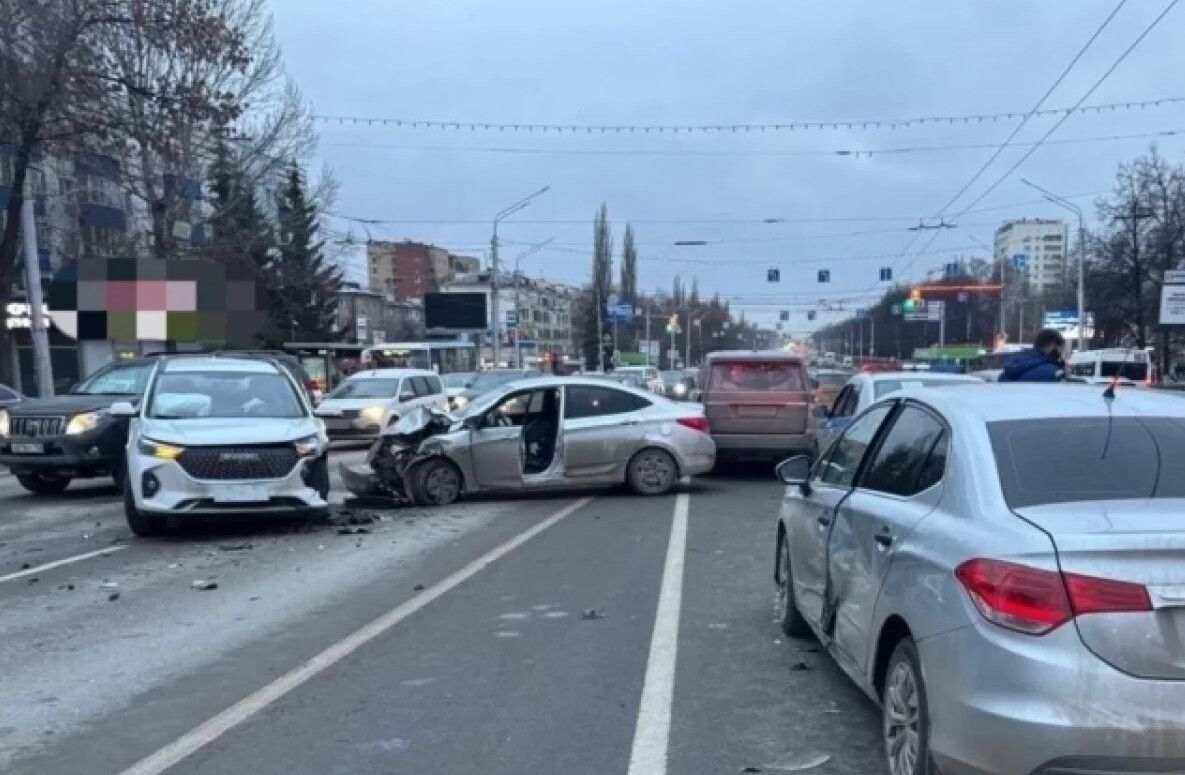 Водители застряли в пробке из-за массового ДТП в Уфе