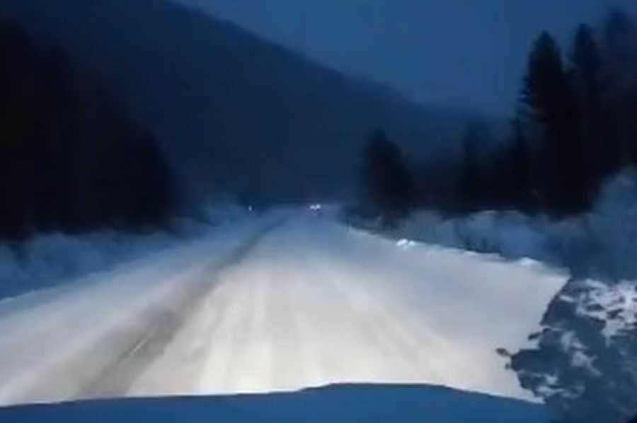 Снегопад осложнил движение на дорогах Хакасии и юга Красноярского края