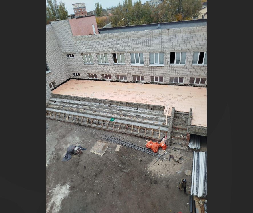 Тверской подрядчик отремонтировал крышу школы №16 в Бердянске