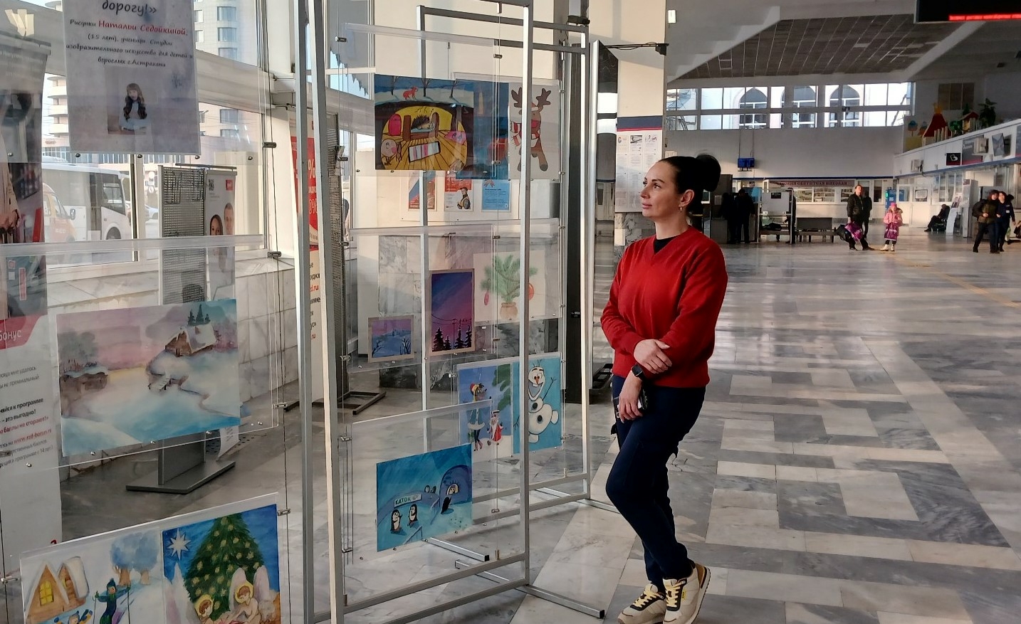 Встречают зиму: на вокзале Астрахани открылась выставка детских рисунков