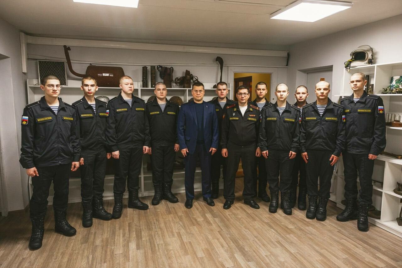 Сердечкин сообщил, что призывники Заполярья отправились служить в армию