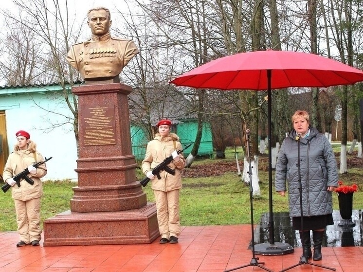 В Поддорье открыли памятник генерал-полковнику Артемьеву