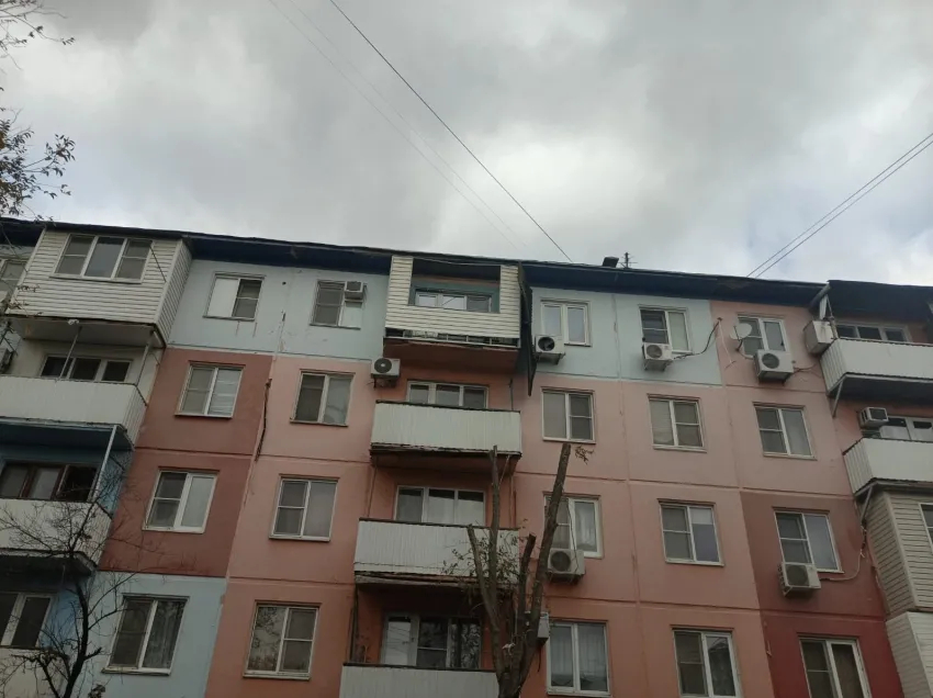 В Астрахани спасли горожан от сорванной ветром части крыши