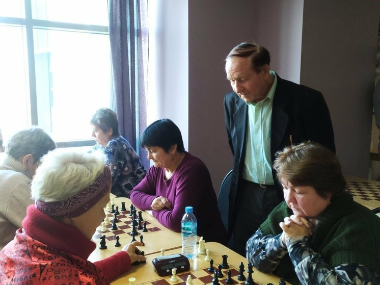 Астраханские пенсионеры состязались за шахматной доской на турнире