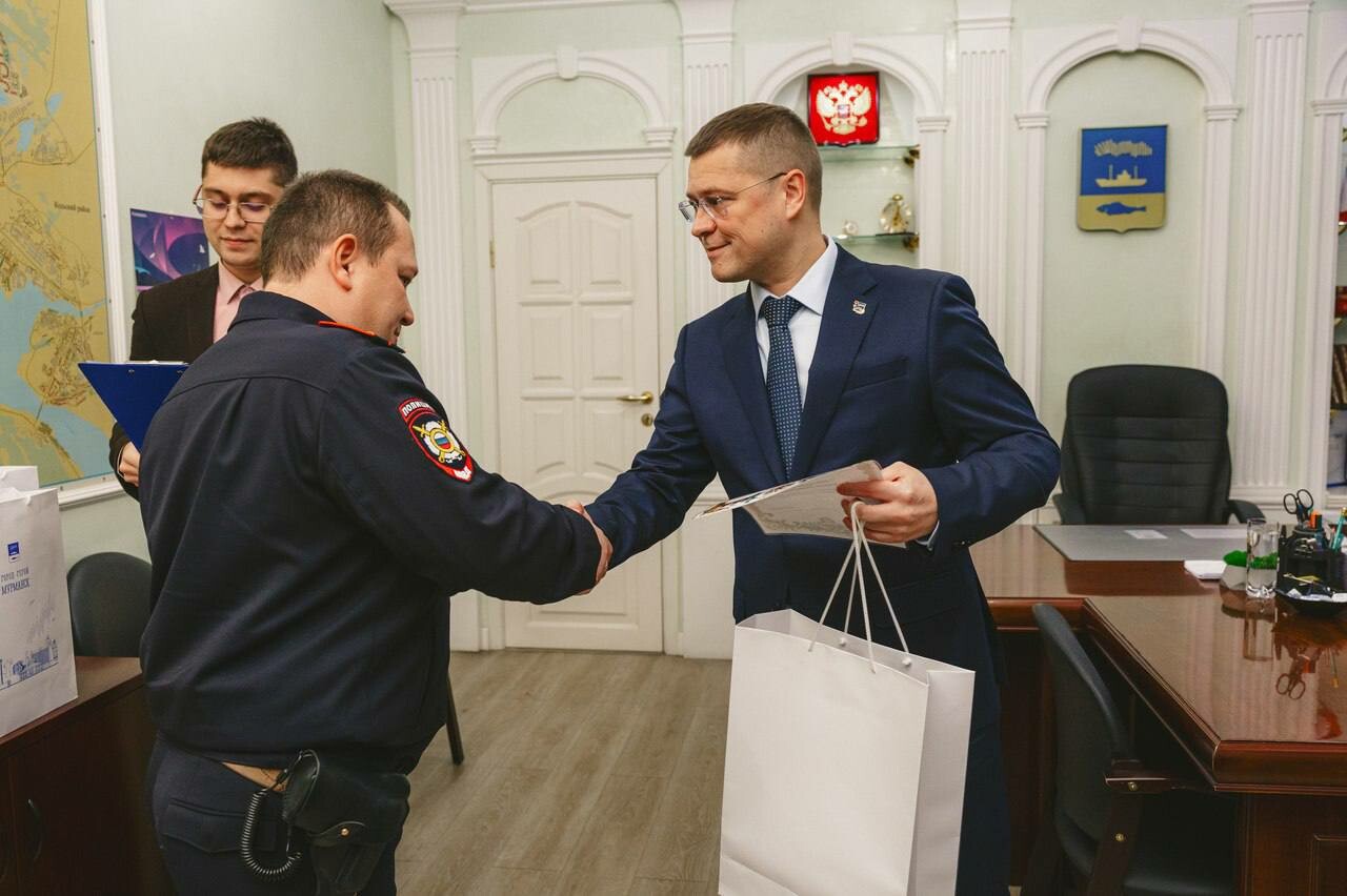 Сердечкин наградил особо отличившихся участковых уполномоченных полиции Мурманска
