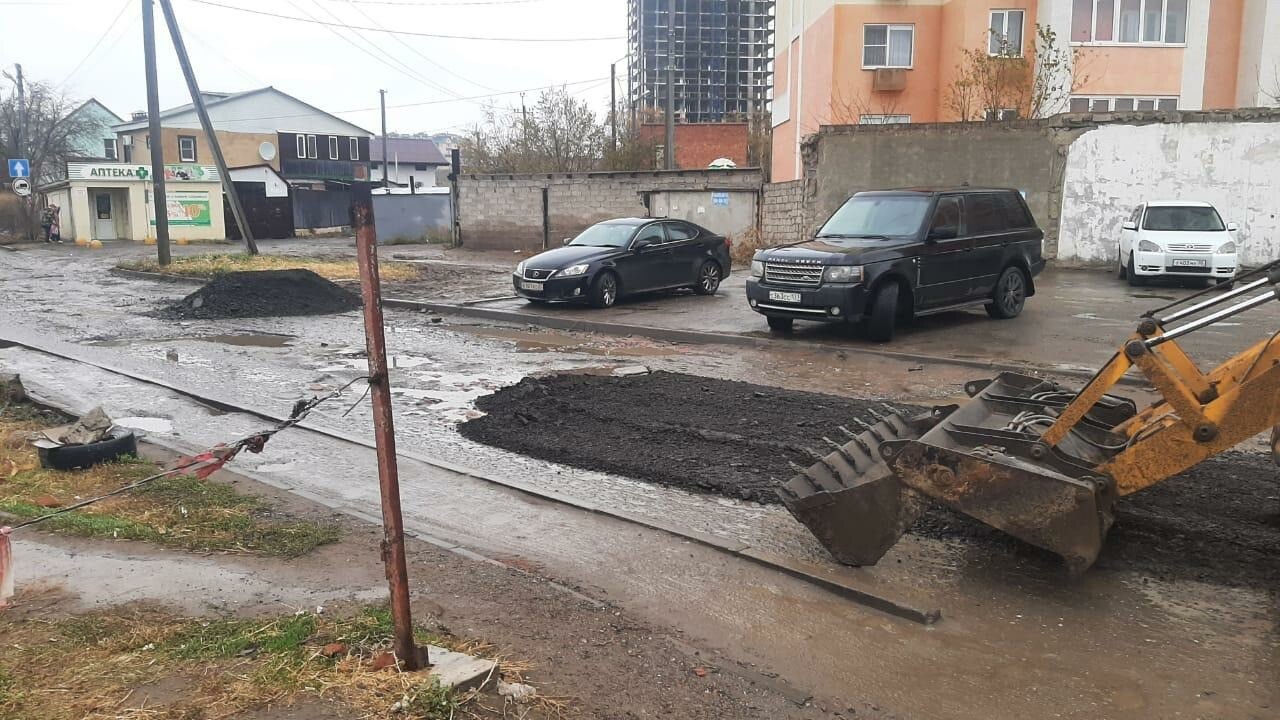 В Астрахани на улице Балашовской подсыпали дорогу