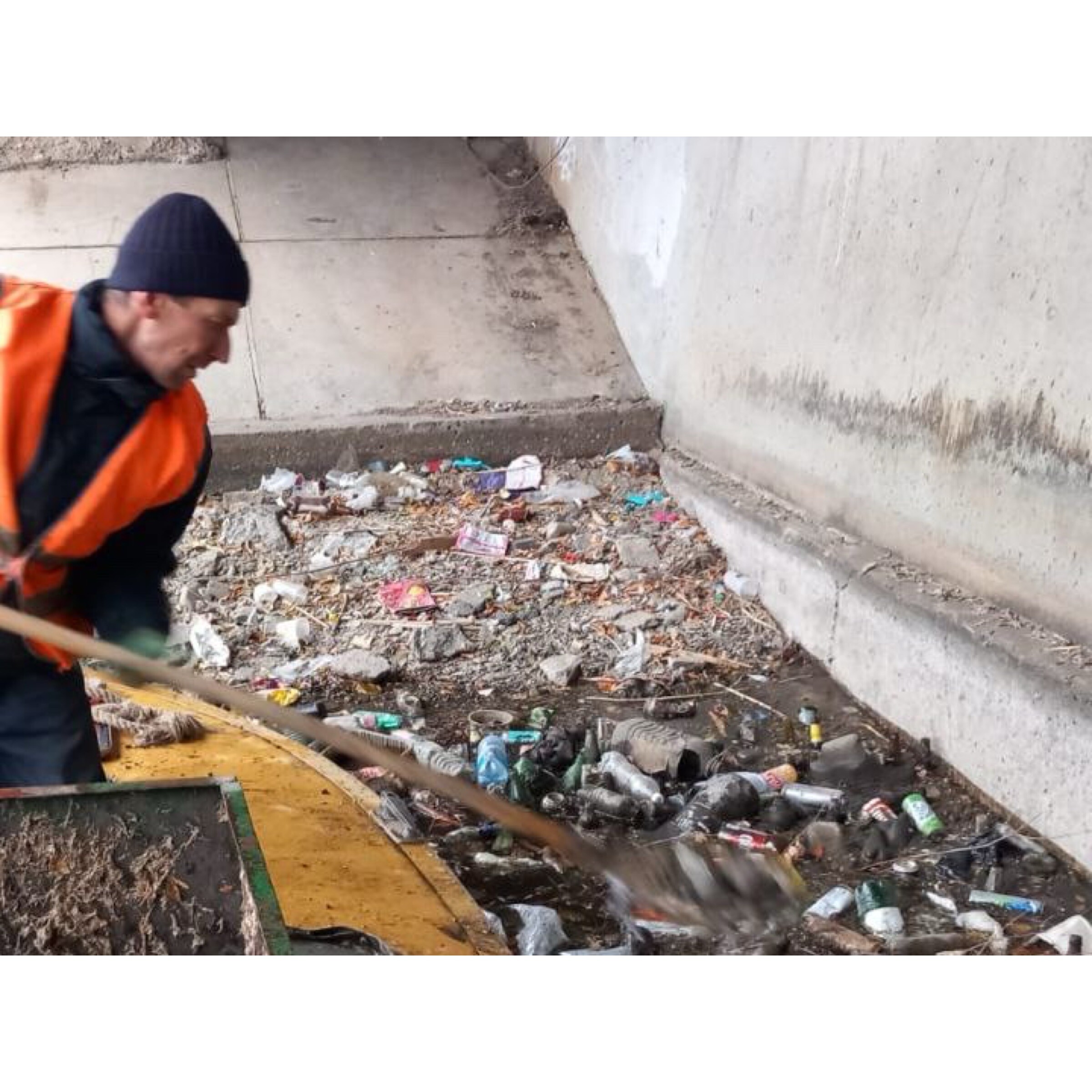 Каналы Астрахани после наполнения водой очистили от мусора