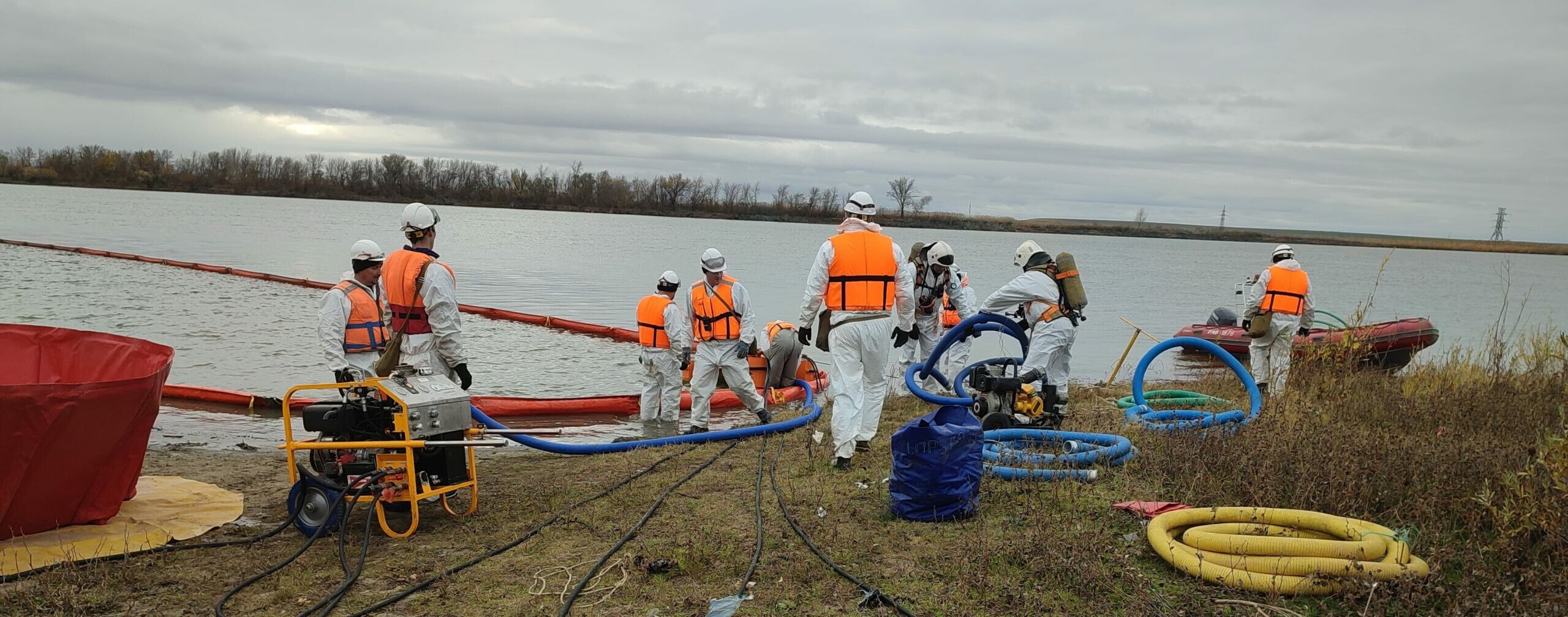 В морских портах Астрахань и Оля прошли учения по ликвидации нефтяного разлива