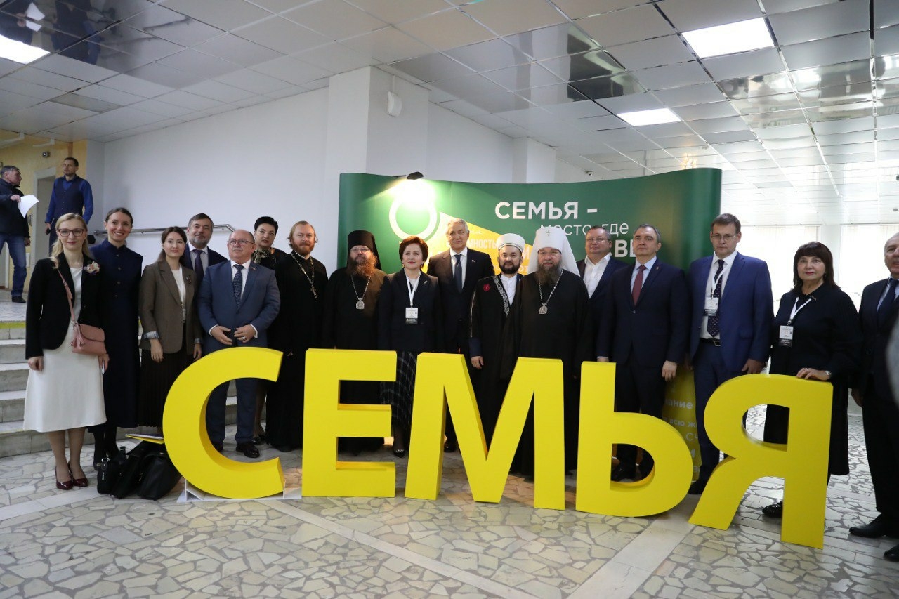 В Астрахани стартовал межрегиональный форум «Семья — основа мира»