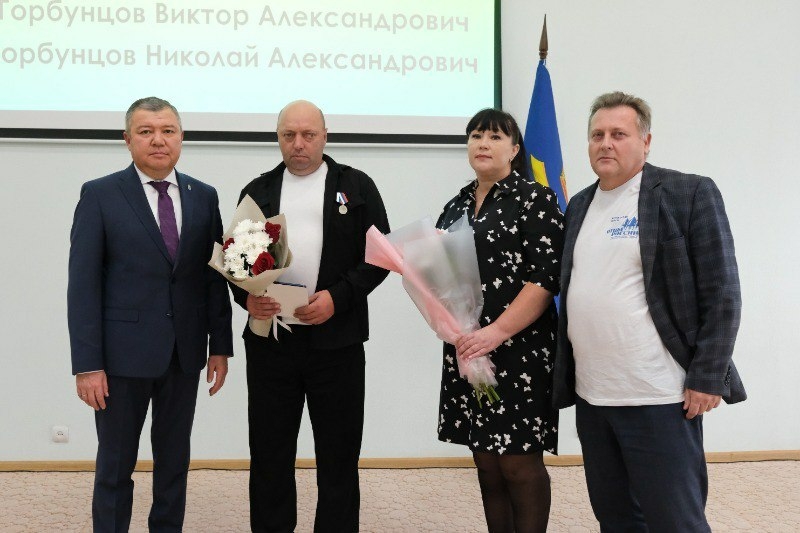 Отец троих бойцов из Астраханской области получил общественную награду 