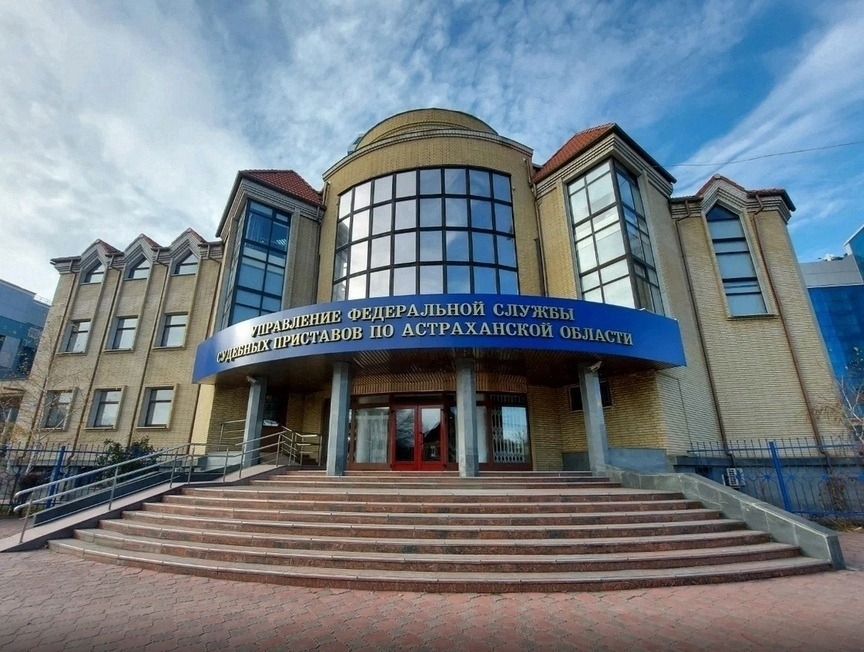 Астраханский таксист стал пешеходом прямо на дороге за долги по алиментам