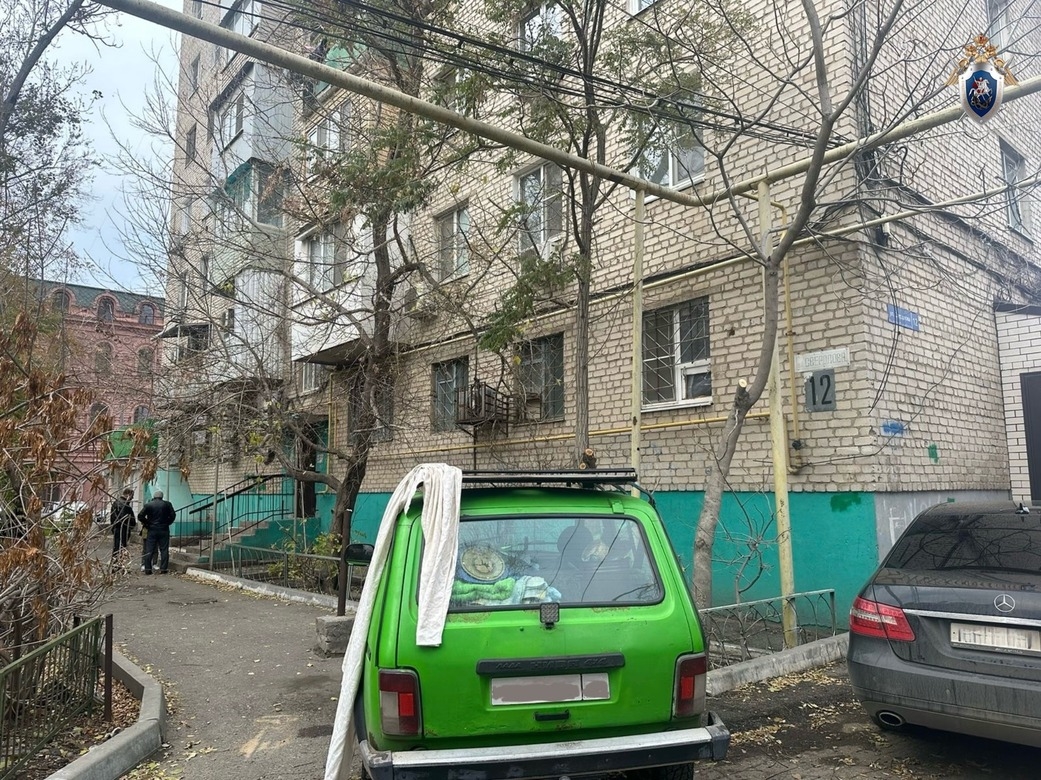 СК начал проверку по факту рухнувших конструкций на крыше жилого дома в Астрахани