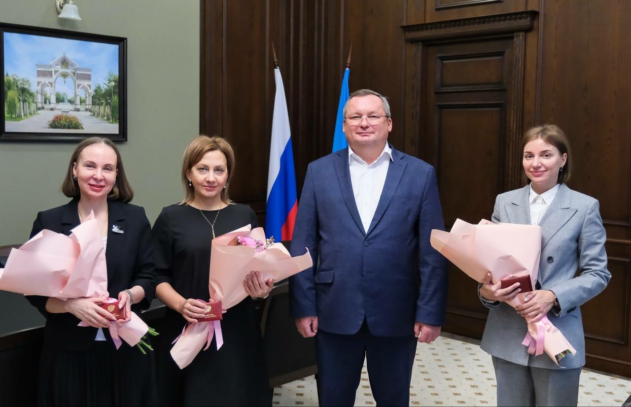 Председатель Думы Астраханской области вручил удостоверения мировым судьям