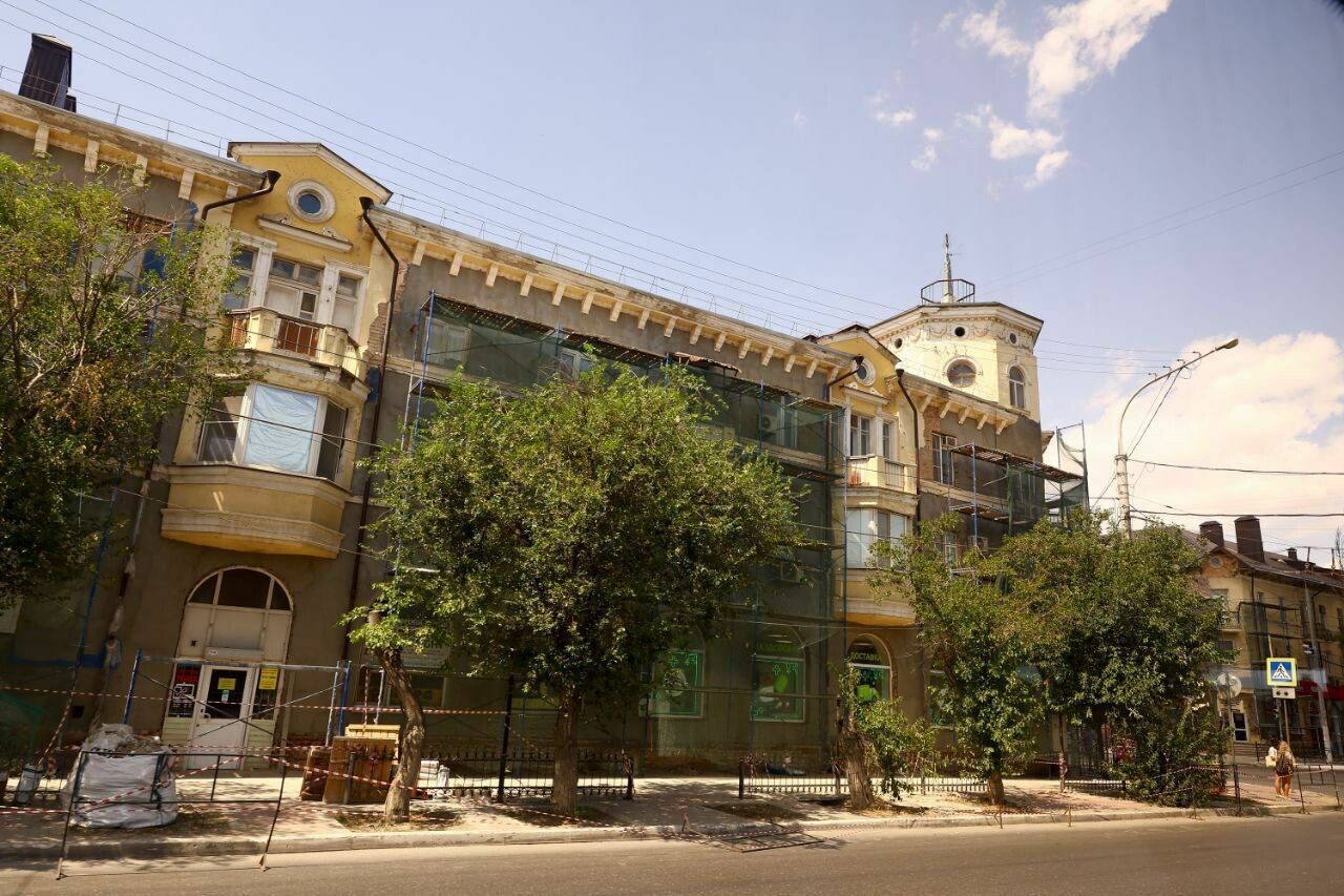 В Астраханской области продолжат сносить незаконные строения и ремонтировать фасады зданий