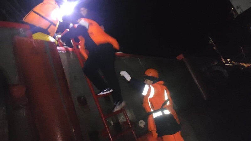 Астраханские спасатели эвакуировали пострадавшего моряка с корабля