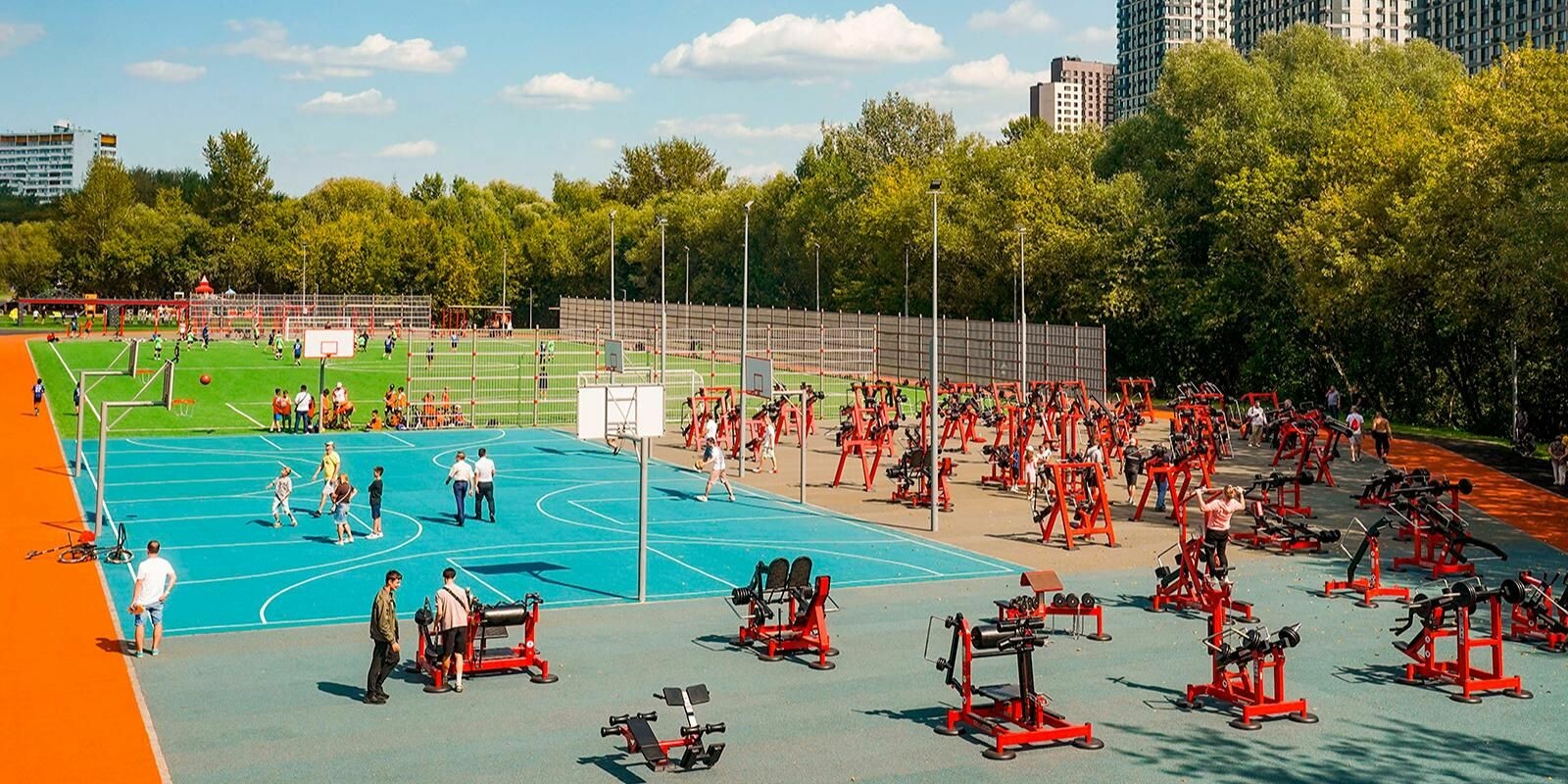 Спортивный кластер с футбольным полем построили на юго-западе Москвы