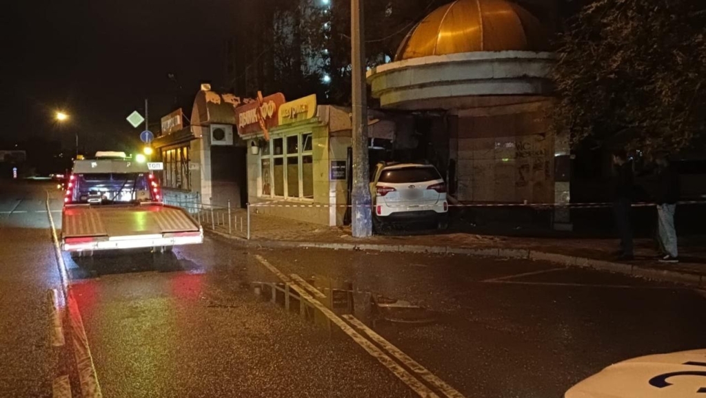 В Астрахани внедорожник врезался в точку общепита, есть пострадавшие