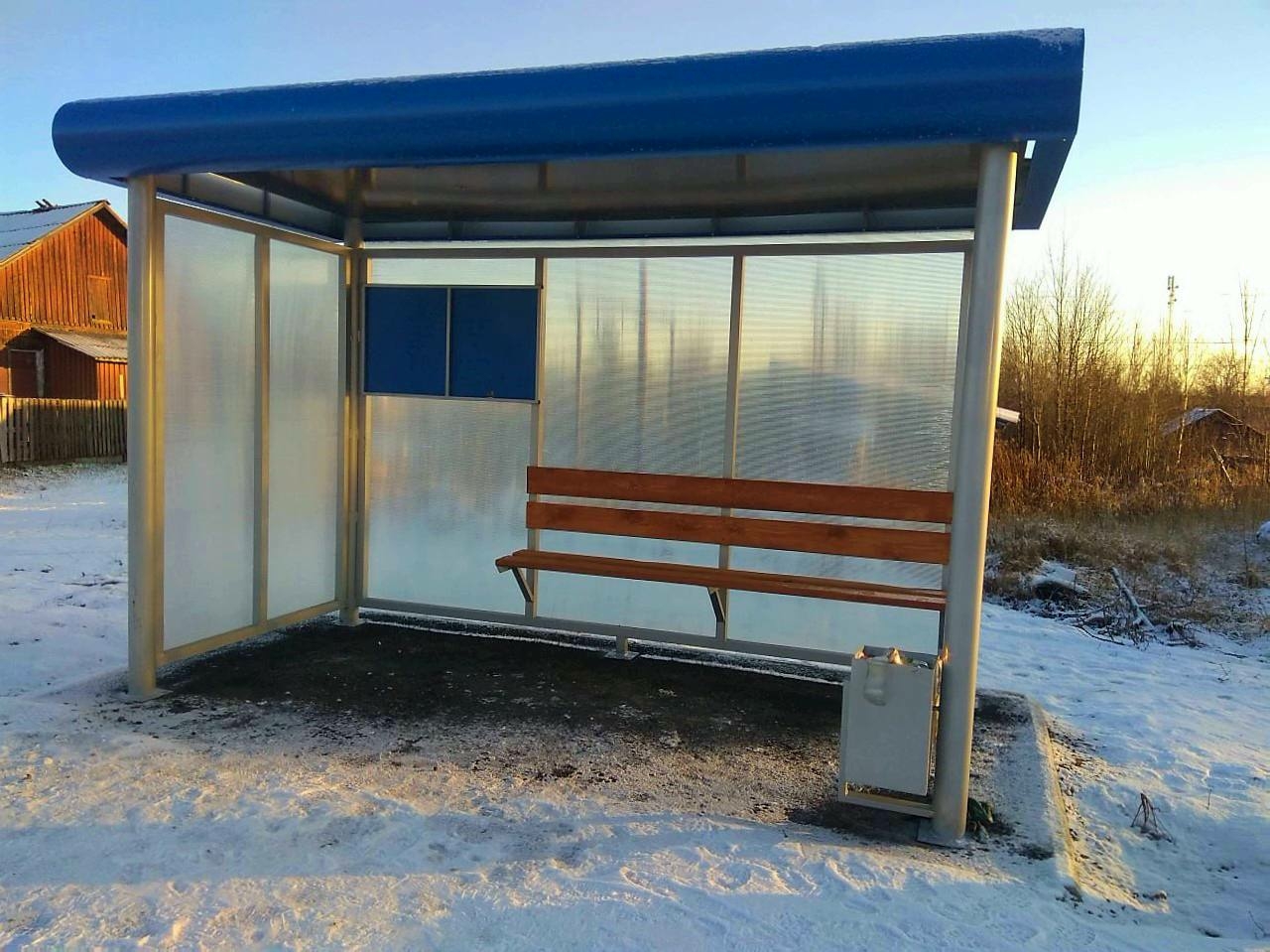 В Кандалакше на объездной дороге установили остановочные павильоны