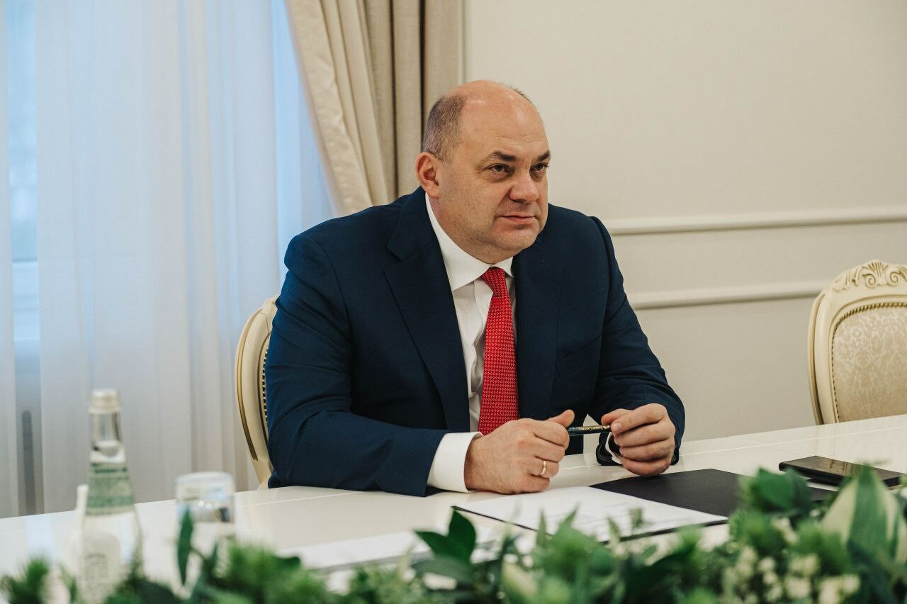 Губернатор Алексей Смирнов поздравил курянок с Днем матери