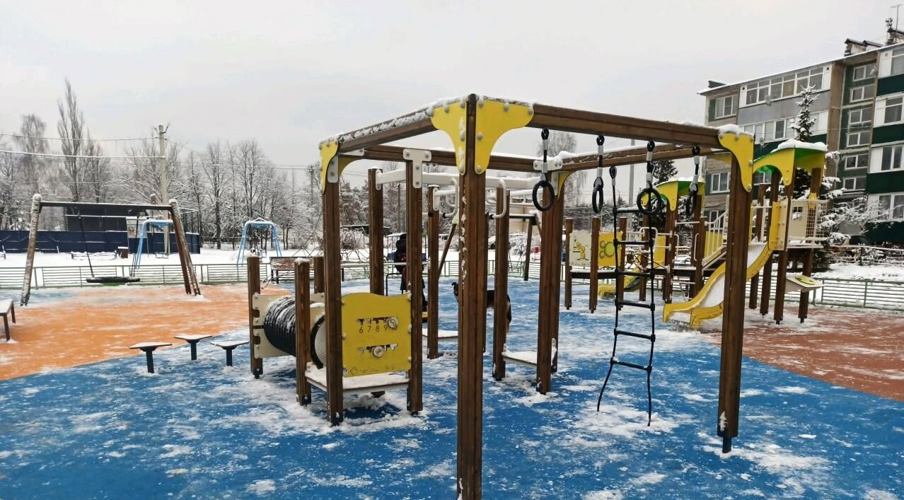 В ГО Пушкинский обновили детские площадки