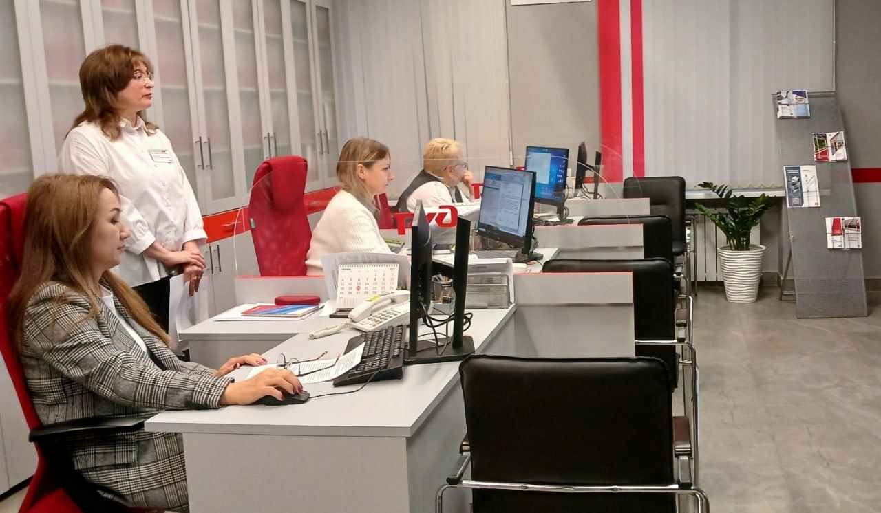 В Астрахани провели профориентационную экскурсию в Центре продажи услуг РЖД для студентов колледжа