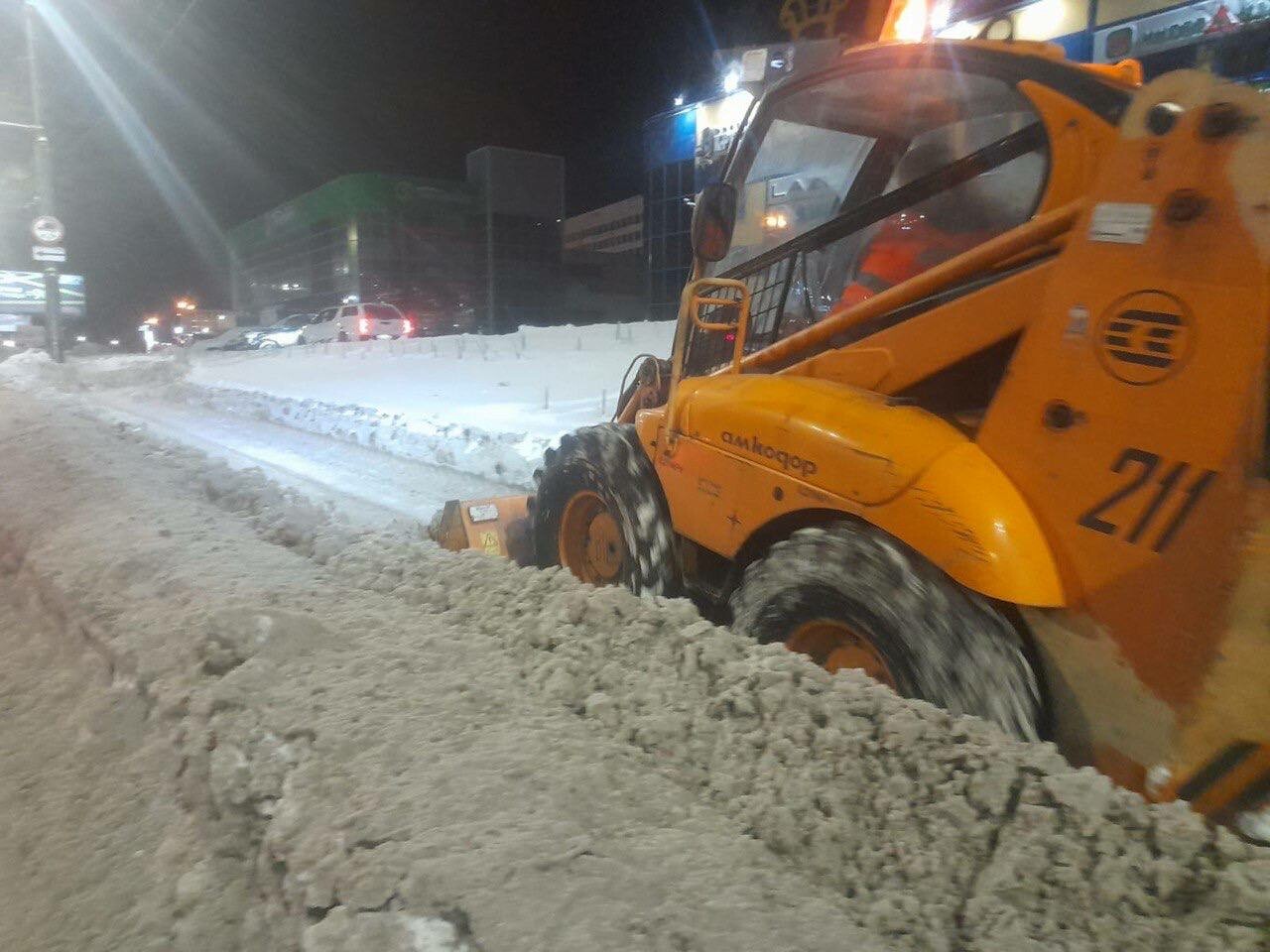 Управление дорожного хозяйства продолжает круглосуточную уборку мурманских дорог