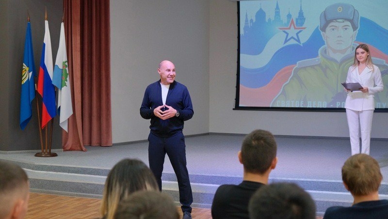 Глава Приволжского района встретился с призывниками перед отправкой в армию