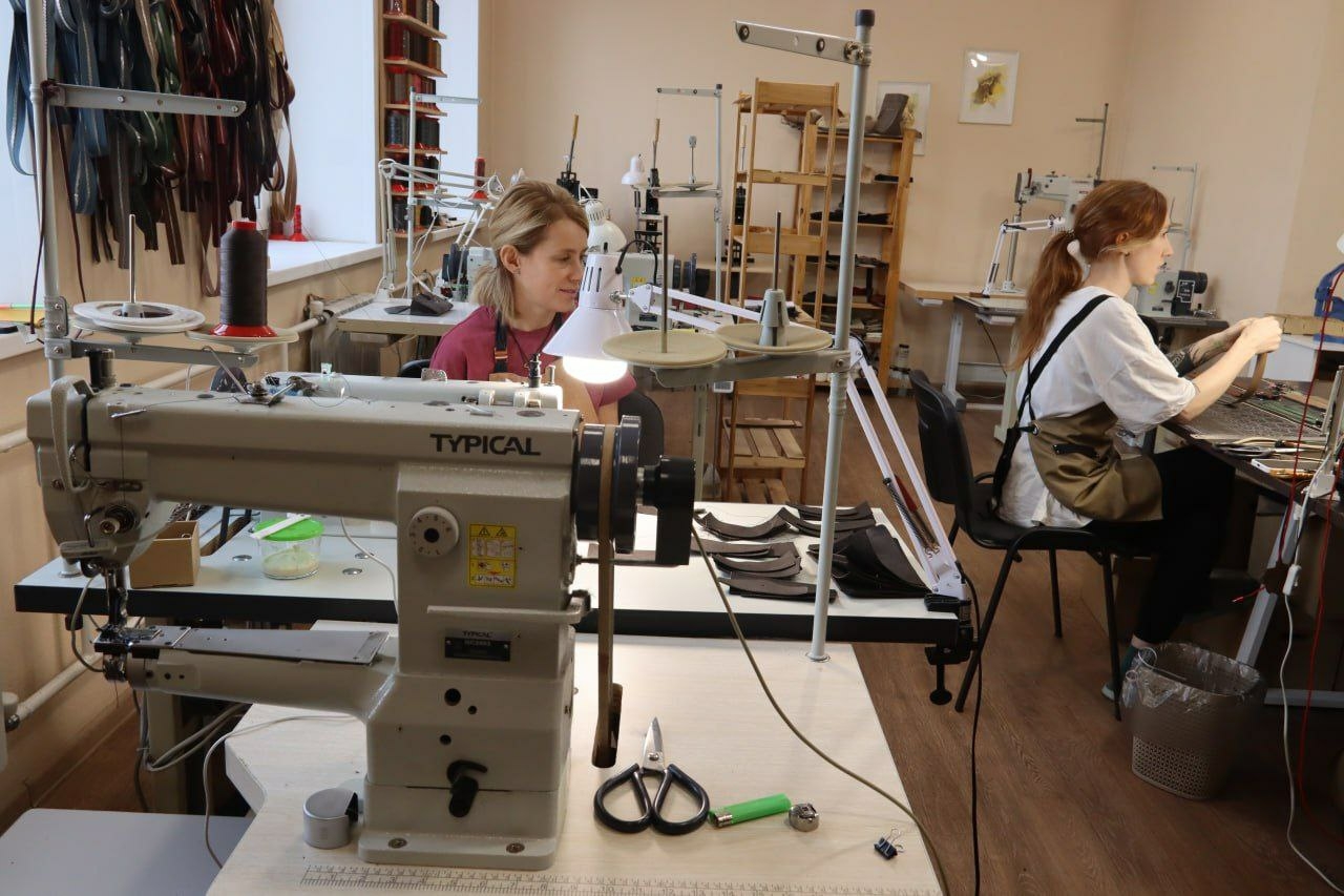 Глава Абакана Алексей Лемин посетил кожевенное производство