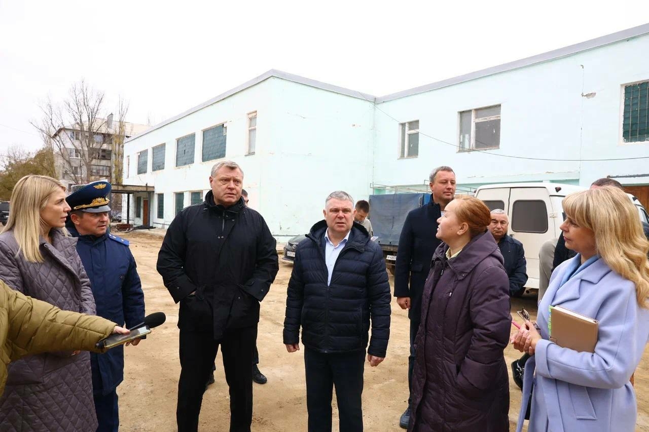 Губернатор Игорь Бабушкин проверил ход ремонта в астраханской школе