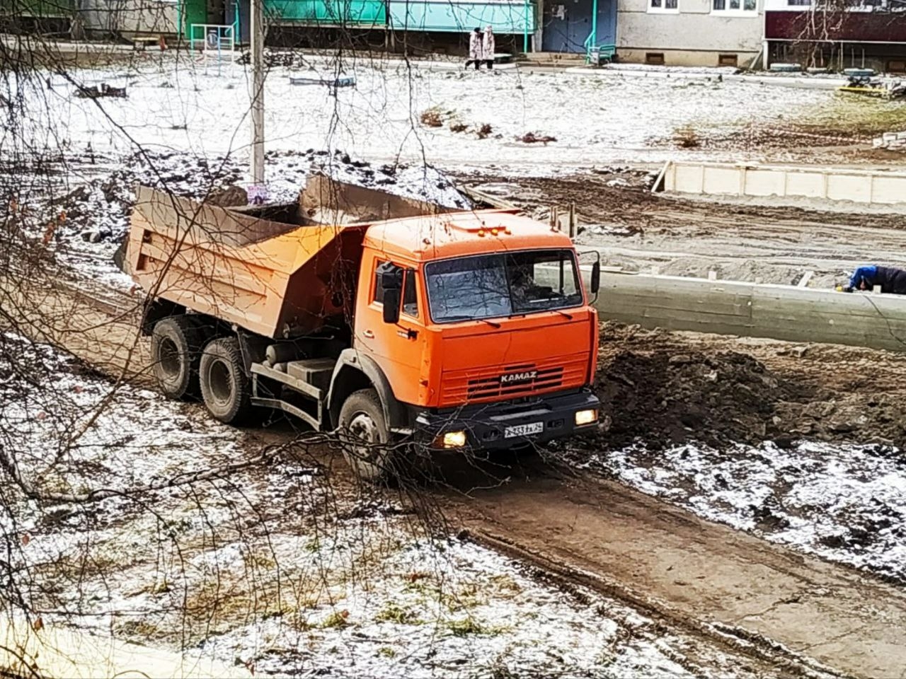 В Черемушках продолжаются работы по созданию безопасной пешеходной зоны