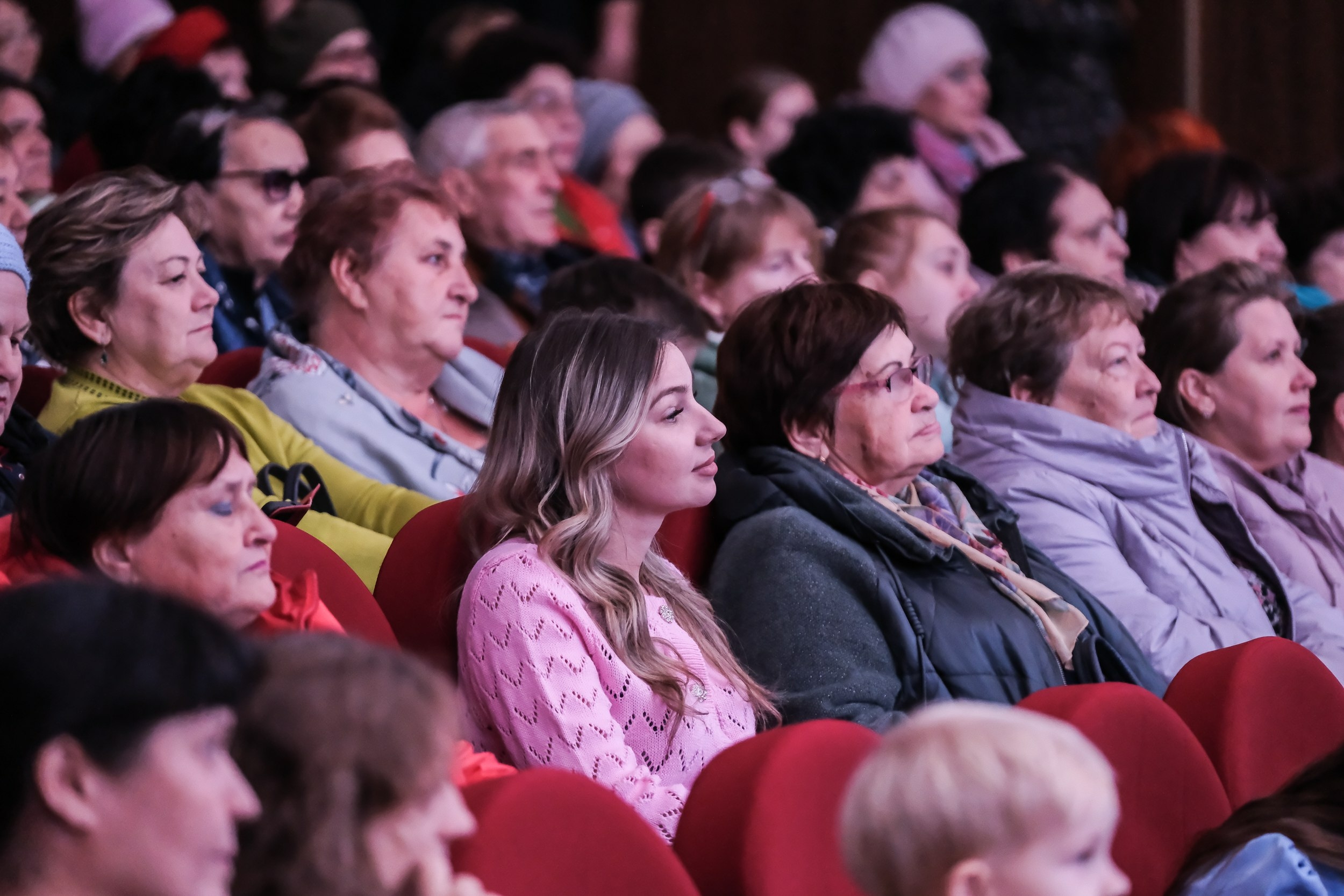 Игорь Мартынов поздравил жителей Камызякского района с Днем матери