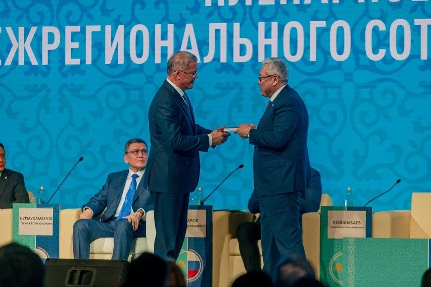 Глава Башкортостана передал Токаеву книгу его отца