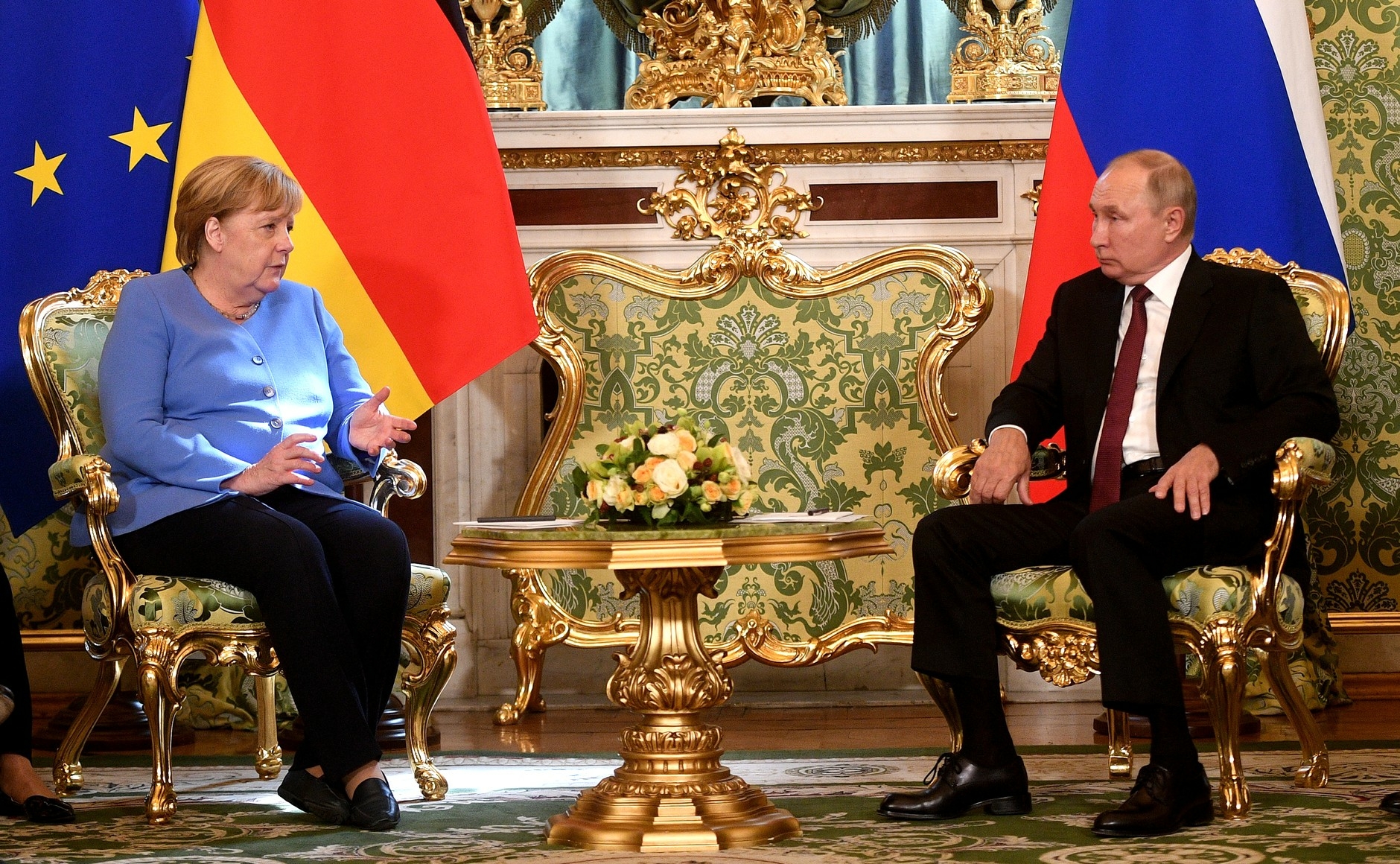 Меркель призвала Запад и Украину сесть за стол переговоров с РФ